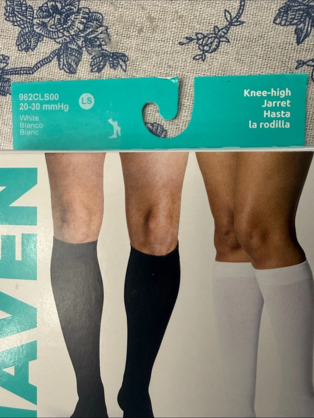 Dynaven Unisex Knee-High 20-30 mmHg Compression Socks White 962CLS00